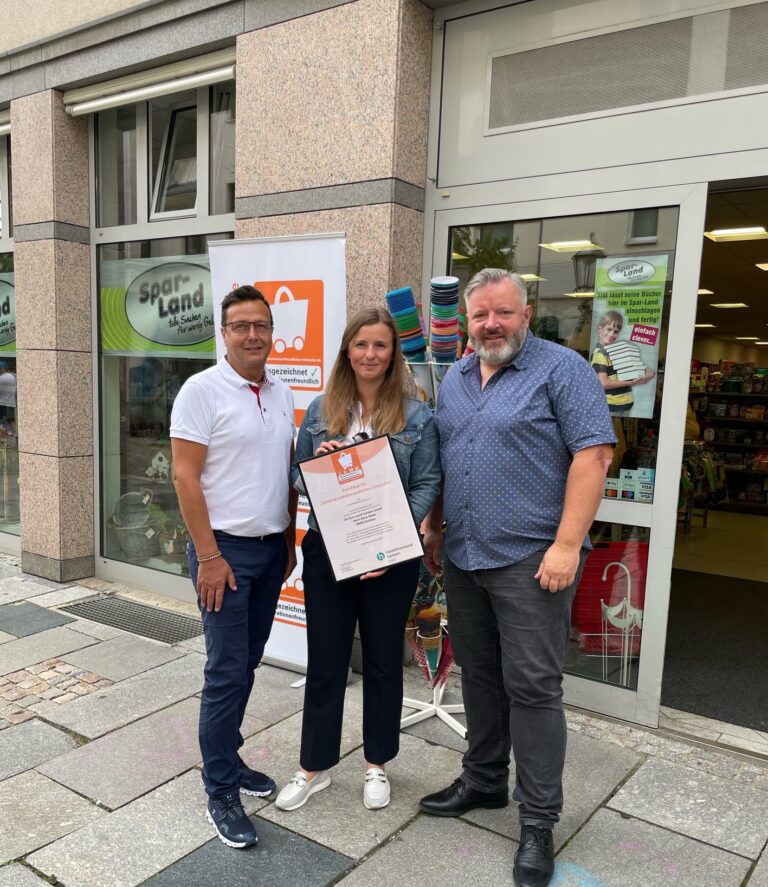 Nach dem Standortwechsel in die Hauptstraße 45, dem traditionellen Einzelhandelsstandort in Zwickau haben nun alle Filialen der Spar-Land Handels GmbH das Zertifizierungsverfahren durchlaufen und erfüllen im Ergebnis mit einer ausgezeichneten Quote alle Erfordernisse des Kriterienkataloges. Dieser umfasst beispielsweise die Erreichbarkeit des Hauses, die Mitarbeiter- und Servicequalität, barrierearme Zugänge und Eingänge zum Geschäft sowie eine kundenfreundliche Sortimentsgestaltung. Im Ergebnis ist die Spar-Land Fiiale Zwickau ganzheitlich generationenfreundlich und kann sehr stolz auf diese Auszeichnung sein, denn sie verdeutlicht, dass das Unternehmen allen Altersgruppen aber auch Familien und Menschen mit Behinderungen eine besondere Aufmerksamkeit und Wertschätzung zukommen lässt“. Die Urkunde wurde von Silvia Queck-Hänel der Baubürgermeisterin von Zwickau, Jörg Vulturius dem Betriebsberater des Handelsverbandes Sachsen an Herrn Rene Heber dem geschäftsführenden Gesellschafter überreicht.