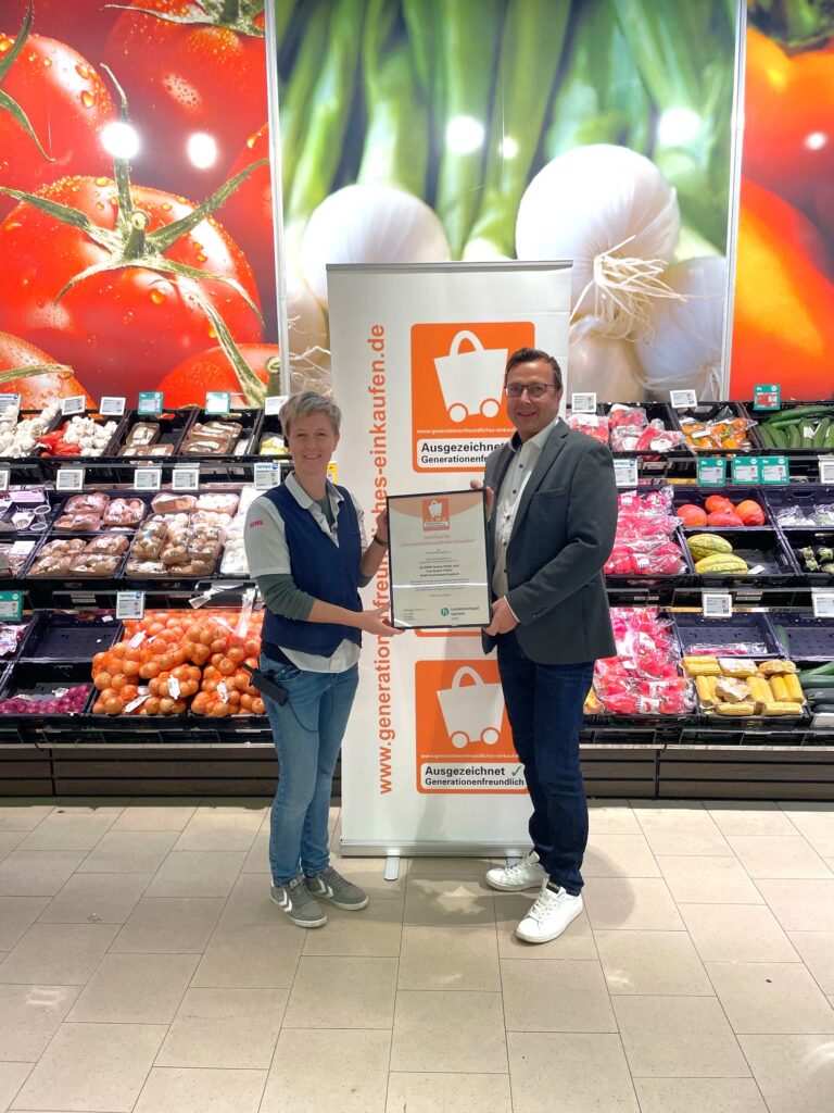 er REWE Markt von Nadine Pfeifer in Reichenbach startete im Juli 2024 mit praktischem Abholservice: Kunden können bequem online bestellen und ihre Einkäufe im barrierefreien Supermarkt fertig gepackt abholen, wann immer es gut passt. Auch können Kunden aus dem vielfältigen Angebot an Obst, Gemüse und aus der Salatbar in der neu gestalteten Frischeabteilung auswählen. Frau Pfeifer und Ihr Team freuen sich über die erneute Auszeichnung mit dem „Qualitätszeichen Generationenfreundliches Einkaufen“. Die Urkunde wurde von Jörg Vulturius vom Handelsverband Sachsen überreicht.