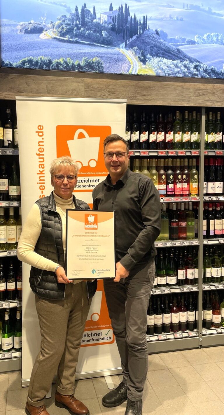EDEKA Flößner in Chemnitz darf sich erneut über das Zertifikat für generationenfreundliches Einkaufen freuen. Nach umfangreichen Modernisierungsmaßnahmen erstrahlt der Supermarkt in neuem Glanz und bietet nun ein Einkaufserlebnis, dass sowohl komfortabel als auch einladend ist. Besondere Merkmale dieses Marktes sind die barrierefreien Zugänge und die großzügigen Bewegungsflächen, die es Menschen jeden Alters ermöglichen, sich unbeschwert im Markt zu bewegen. Zudem tragen die stets freundlichen und hilfsbereiten Angestellten mit Engagement und Hilfsbereitschaft maßgeblich dazu bei, dass jeder Einkauf zu einem unbeschwerten Erlebnis wird. Diese Kombination aus moderner Atmosphäre und exzellentem Service macht den Einkauf bei EDEKA Flößner besonders angenehm und generationenfreundlich. Simone Flößner und Ihr Team freuen sich über die erneute Auszeichnung mit dem „Qualitätszeichen Generationenfreundliches Einkaufen“. Die Urkunde wurde von Jörg Vulturius vom Handelsverband Sachsen überreicht.