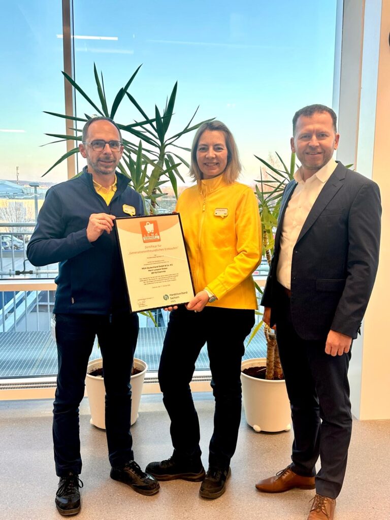 Das IKEA Einrichtungshaus in Chemnitz setzt neue Maßstäbe für generationsübergreifendes Einkaufen. Im Rahmen des bundeseinheitlichen Zertifizierungsverfahrens konnte das Haus mit einer ausgezeichneten Quote in den Bereichen Service und Dienstleistungsqualität überzeugen. Diese Anerkennung ist nicht nur ein Zeichen für hohe Standards, sondern auch ein Ergebnis umfangreicher Modernisierungsmaßnahmen, die dem Ziel dienen, ein einladendes und barrierefreies Einkaufserlebnis für alle Generationen zu schaffen. Ein Highlight der Modernisierungen ist das neu gestaltete Schwedenrestaurant, das nun in einem modernen und barrierefreien Ambiente mit gemütlichen Sitzecken erstrahlt. Hier können Familien und Freunde entspannt zusammenkommen und die schwedische Küche genießen. Ein weiterer innovativer Schritt ist die Einführung digitaler Terminals, an denen Kunden unter anderem mit einem Klick ein Kidsmenü mit Kuscheltier bestellen können. Dies macht den Besuch für Familien noch attraktiver und sorgt dafür, dass die Kleinsten ebenfalls auf ihre Kosten kommen. Zusätzlich wurde das Angebot durch moderne IKEA-Expresskassen mit Shop & Go-Funktion für ein schnelleres Bezahlen ohne lange Wartezeiten erweitert. Zudem bietet das Einrichtungshaus rollstuhlgeeignete Beratungsplätze, die eine freundliche inklusive Beratung gewährleisten und somit den Zugang für alle Kunden gewährleisten. René Glaser vom Handelsverband Sachsen gratuliert dem Hausleiter Leopold Steber und dem gesamten Team vom IKEA Einrichtungshaus Chemnitz ganz herzlich zur erfolgreichen Zertifizierung. Dieser Erfolg ist nicht nur eine Bestätigung für die geleistete Arbeit, sondern auch ein Ansporn, weiterhin ein generationsfreundliches Einkaufserlebnis anzubieten.